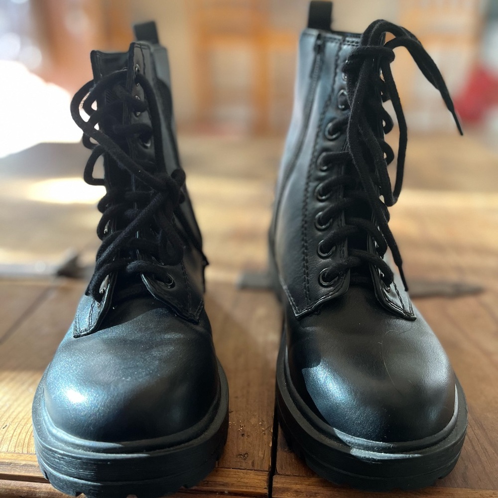 Combat boots size 6 1/2